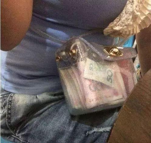 姑娘，你这样出门可要注意安全啊！器物gif搞笑图片