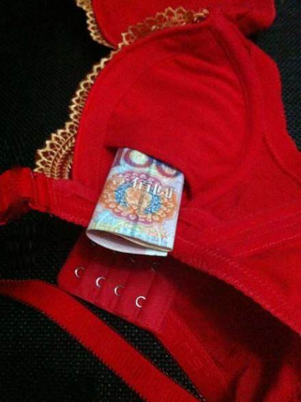 老公问我这个袋袋干嘛用的器物gif搞笑图片