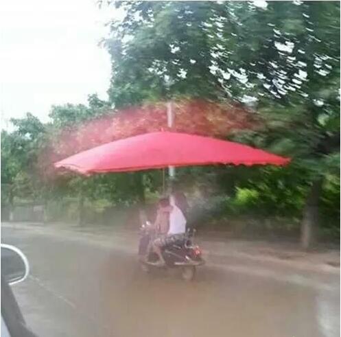 自从有了这把伞，再也不怕下雨了器物gif搞笑图片