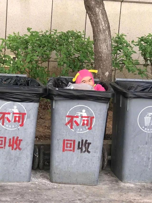 总感觉有一道目光锁定了我器物gif搞笑图片