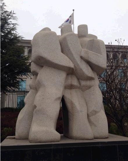 韩国领事馆前面这个雕塑什么意思器物gif搞笑图片