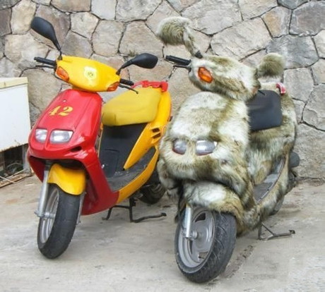 天冷了，摩托车也需要保暖器物gif搞笑图片
