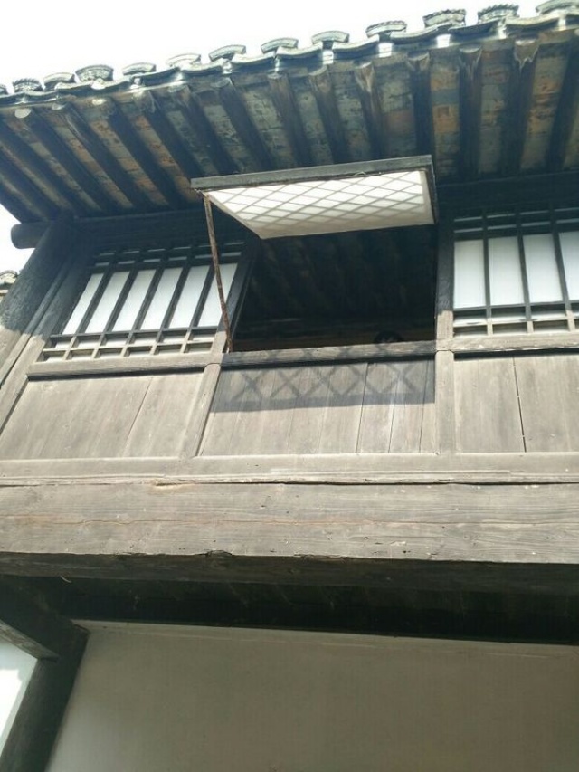 谁还记得这扇窗户，谁还记得这根支撑窗户的棍子器物gif搞笑图片