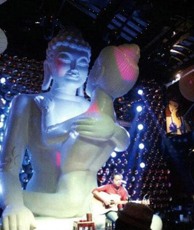 这样的酒吧背景真是亮瞎眼睛器物gif搞笑图片