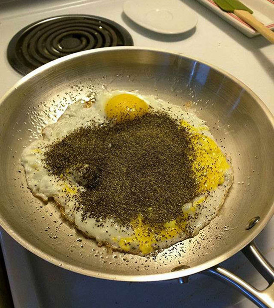 大早上的，吃个孜然炒蛋提提神器物gif搞笑图片