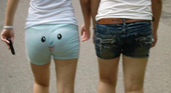 妹纸的短裤真是萌萌哒器物gif搞笑图片