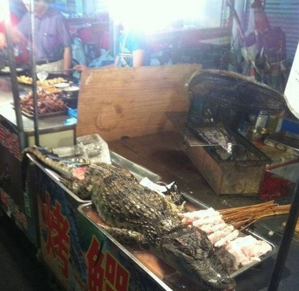 路边的那些烧烤摊，简直弱爆了器物gif搞笑图片