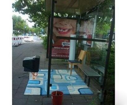 国外的公交站不一般呐器物gif搞笑图片