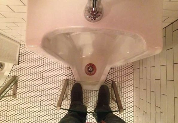 有了它，再也不怕尿湿鞋了器物gif搞笑图片