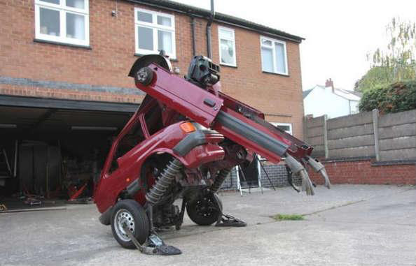 满怀心事的变形金刚，看着都心疼器物gif搞笑图片