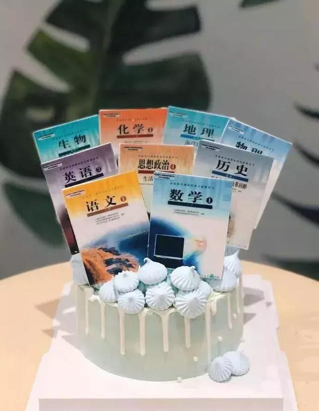 开开心心的过生日竟然收到这种蛋糕器物gif搞笑图片
