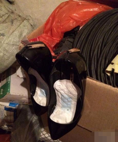 妹子你这汗脚量不小啊，这么大脚应该用加长夜用带护翼的器物gif搞笑图片