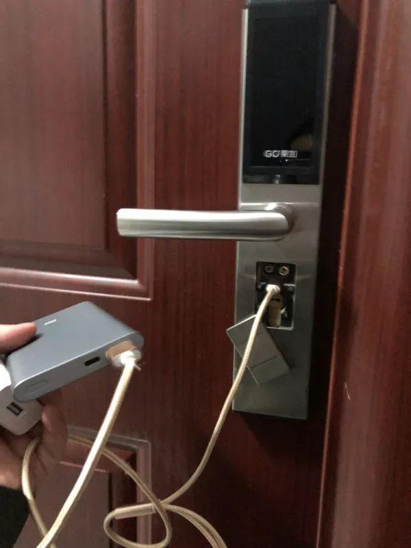 当前状态：正在在给门充电，没电开不了门了器物gif搞笑图片