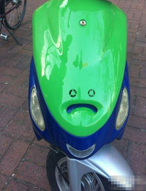 这车看起来不太高兴啊器物gif搞笑图片