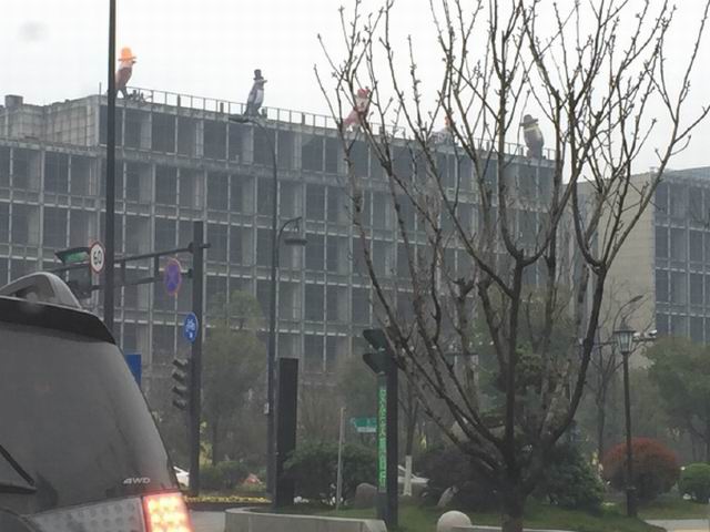 战神金刚守护的大楼器物gif搞笑图片