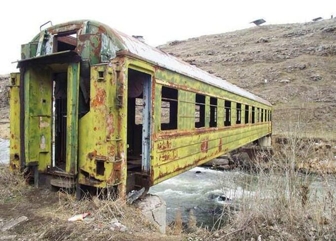 如果是僵尸游戏，也有很大几率走到一半一个BOSS跳到了车厢上开始攻击器物gif搞笑图片