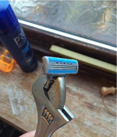 大哥，一个剃须刀真的不贵器物gif搞笑图片