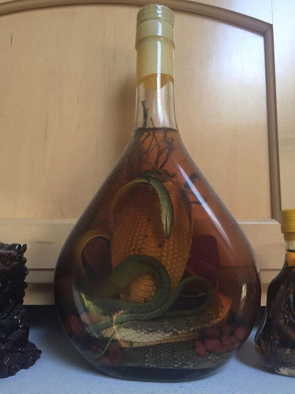 结婚时岳父亲手交给我的器物gif搞笑图片