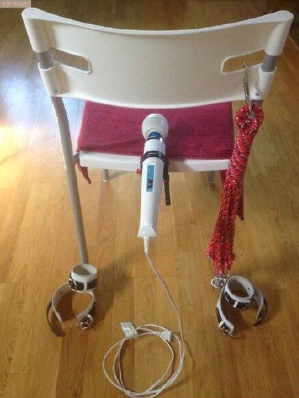 这张椅子一定有特殊的使用方式器物gif搞笑图片