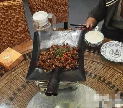 原来一铁锹干锅鸡块是酱紫器物gif搞笑图片