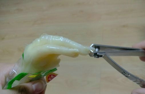 别急 指甲还没剪器物gif搞笑图片