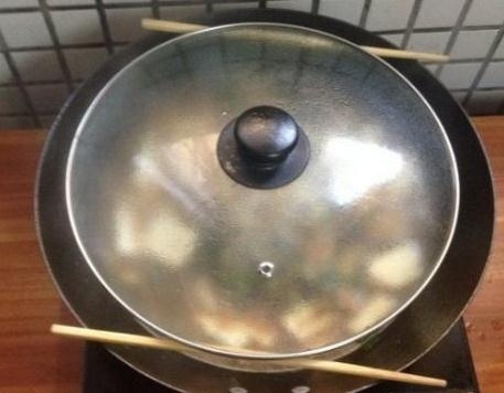 配套的锅盖找不到了，就凑和了下器物gif搞笑图片