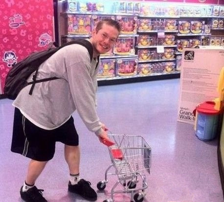 这么小的购物车是要闹哪样啊！器物gif搞笑图片