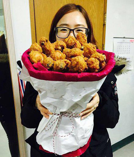 教你如何讨好吃货女友器物gif搞笑图片