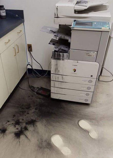 有一个人，灰头土脸地走了器物gif搞笑图片