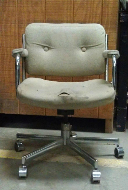 囧态椅子：主人，你别老放屁啊！器物gif搞笑图片