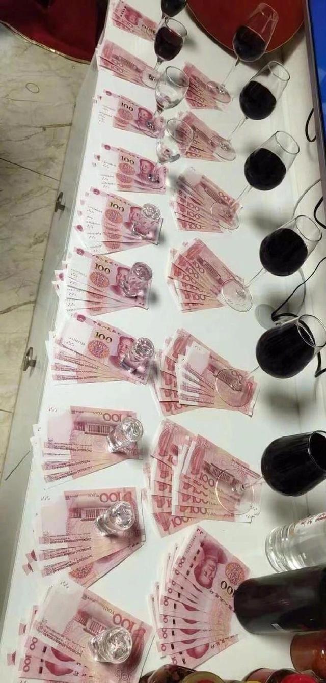 假如压岁钱这样拿的话，你能拿多少？器物gif搞笑图片