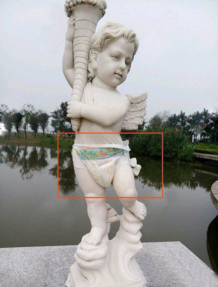 贴心的妈妈，看到孩子就给她套尿不湿器物gif搞笑图片