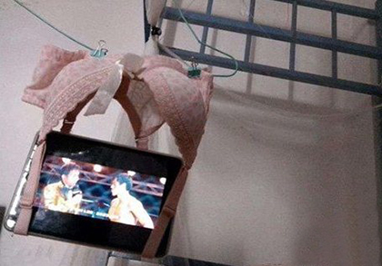 宿舍妹子看片的方式器物gif搞笑图片