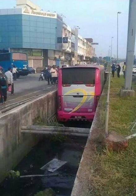 能把大客车开到水沟里去的司机也是蛮拼的器物gif搞笑图片
