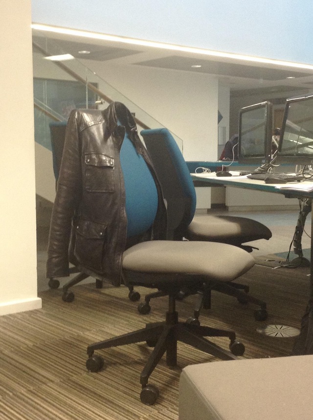 大哥快看，有人在COSPLAY你啊器物gif搞笑图片