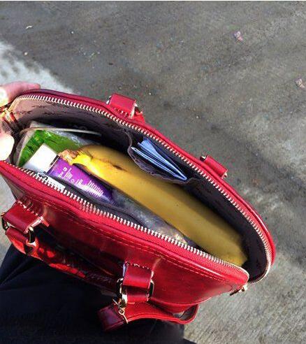 女同事让我帮忙拿一下～我是不是想多了器物gif搞笑图片