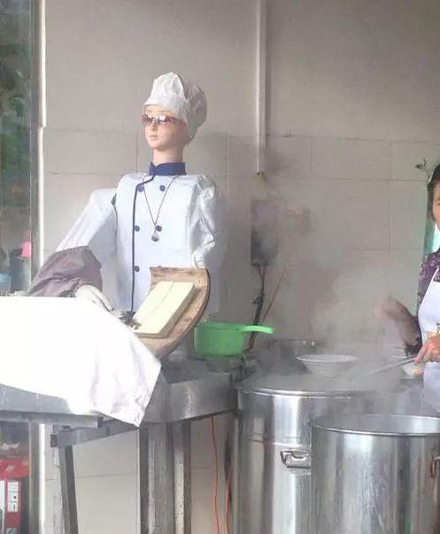 老板说这是，全手工刀削面器物gif搞笑图片