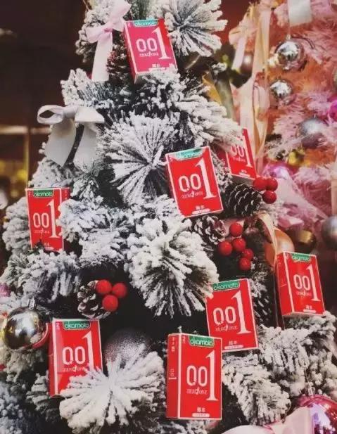 看这一树的圣诞礼物，够用了不？器物gif搞笑图片