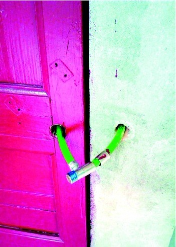 这门锁的真够保险的器物gif搞笑图片