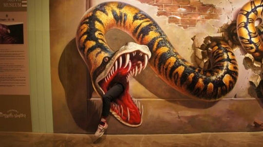 半夜再用灯光照射下就更加吓人了器物gif搞笑图片