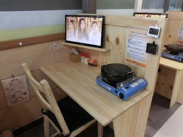 韩国的一人烤肉店，专为爱吃肉的单身宝宝设计，一人，一桌，一炉，两块电子表提示烤肉时间，一台显示器放着剧集综艺，没人抢肉，没人唠叨，隔板隔开互相看不见，尽情吃到天荒地老…可以说非常适合我了，希望早点在祖器物gif搞笑图片