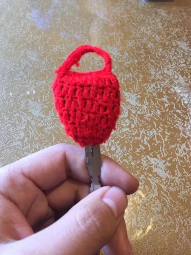 给钥匙缝了件衣服器物gif搞笑图片