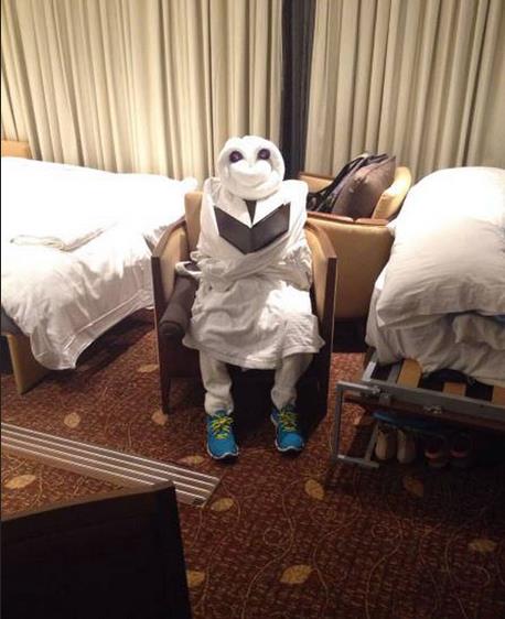 清洁阿姨差点被吓尿了器物gif搞笑图片