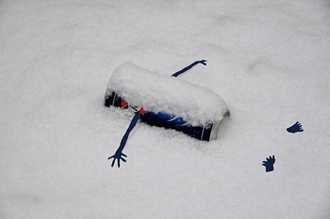 牺牲在雪地里的易拉罐器物gif搞笑图片