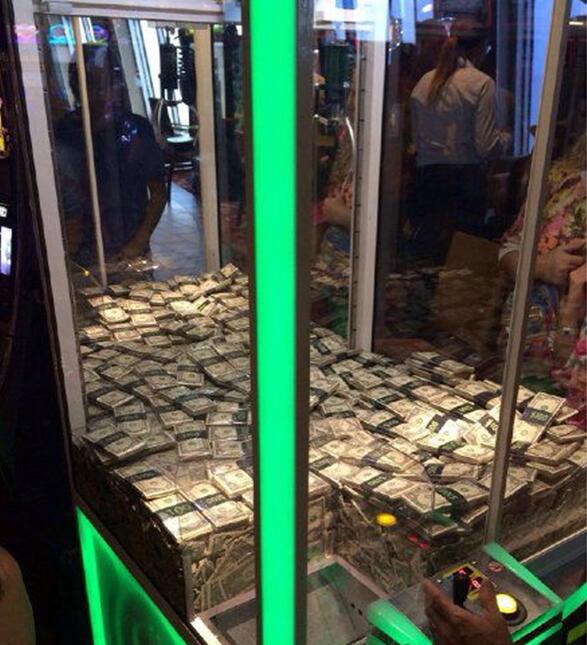 第一次看到这么霸气的娃娃机器物gif搞笑图片