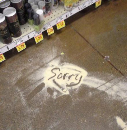 在超市打翻了一罐奶粉，随后我认错了，应该没事了吧？器物gif搞笑图片