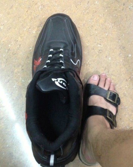 网购了双鞋老板说偏大器物gif搞笑图片