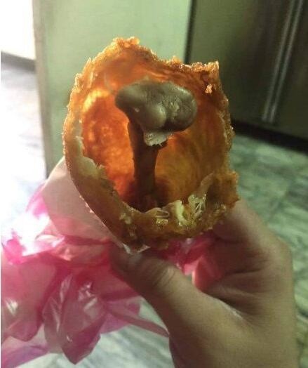 买了一个炸鸡腿，咬一口后。感觉身体被掏空器物gif搞笑图片