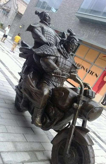 终于从博物馆逃出来了，快加速器物gif搞笑图片