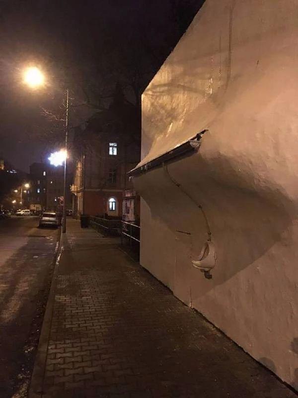 这是太多人在这里小便所以堵不如疏？器物gif搞笑图片